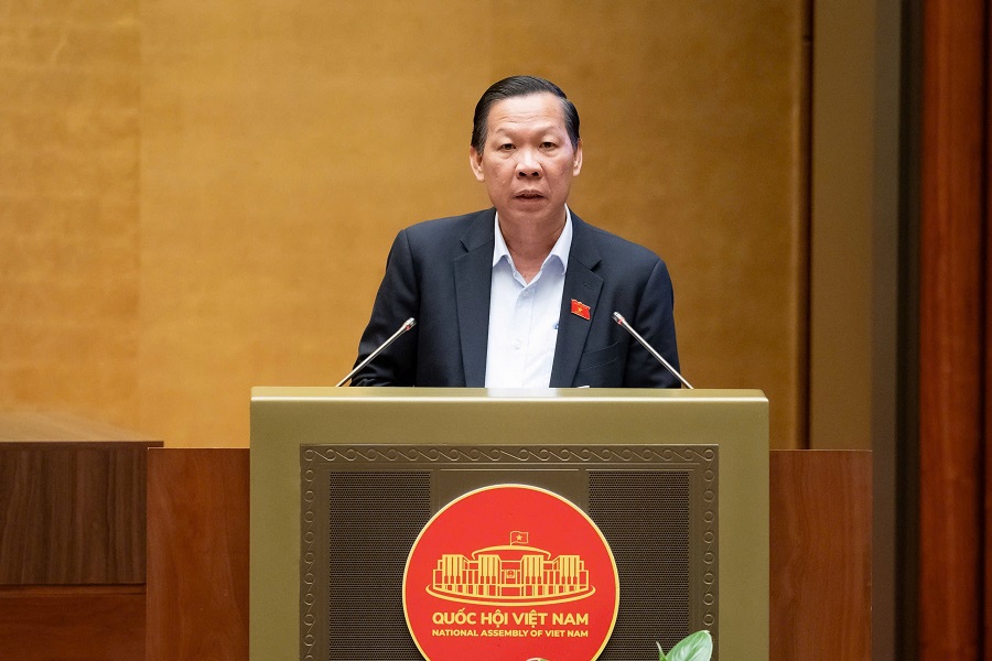 Chủ nhiệm Ủy ban Kinh tế và Tài chính Phan Văn Mãi trình bày Báo cáo thẩm tra về dự thảo Nghị quyết của Quốc hội quy định một số cơ chế, chính sách tháo gỡ khó khăn, vướng mắc trong tổ chức thi hành Luật Đất đai