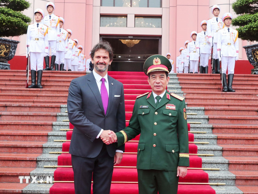 Đại tướng, Bộ trưởng Quốc phòng Phan Văn Giang và Phó Thủ tướng, Bộ trưởng Quốc phòng Slovakia Roberta Kalinaka trước khi hội đàm. (Ảnh: Trọng Đức/TTXVN)