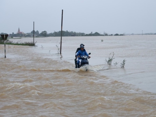 Nước lũ dâng cao, giao thông Quảng Trị chia cắt hàng loạt điểm.