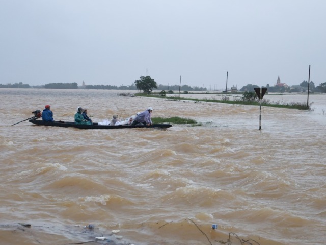 Nước lũ dâng cao, giao thông Quảng Trị chia cắt hàng loạt điểm.