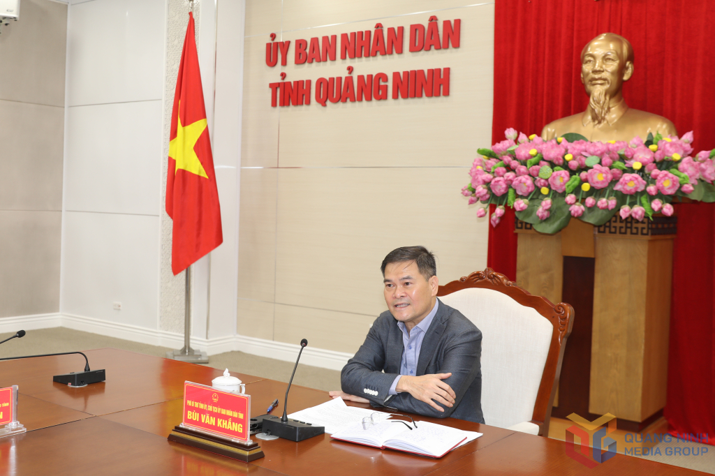 &Ocirc;ng B&ugrave;i Văn Khắng, Ph&oacute; B&iacute; thư Tỉnh ủy, Chủ tịch UBND tỉnh Quảng Ninh chủ tr&igrave; cuộc họp.