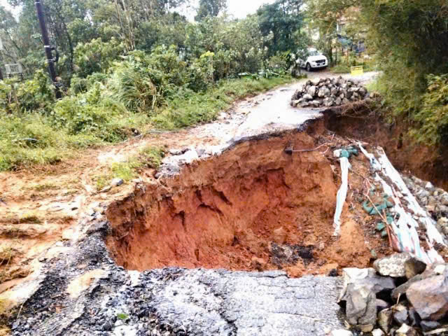 Tỉnh Quảng Trị khẩn cấp xử lý sạt lở trên tỉnh lộ 587 sau mưa lớn