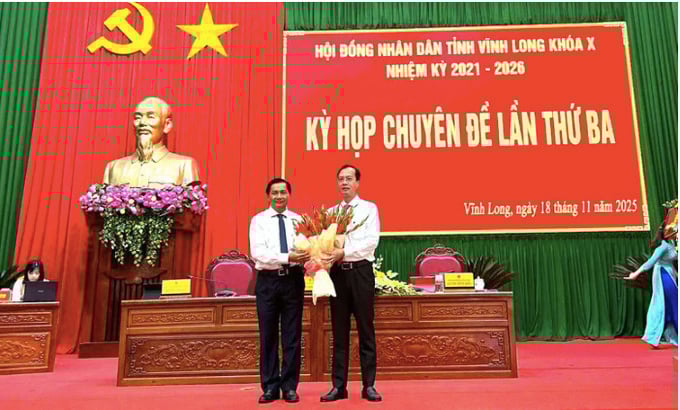 Ông Trần Văn Lâu, Bí thư Tỉnh ủy Vĩnh Long tặng hoa chúc mừng tân Chủ tịch UBND tỉnh.