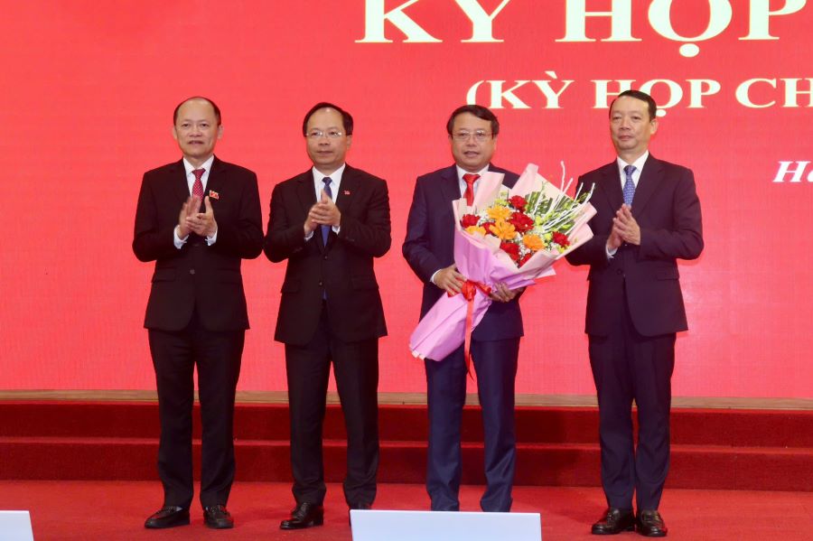 Các đồng chí Thường trực Tỉnh ủy Hà Tĩnh tặng hoa chúc mừng đồng chí Dương Tất Thắng được bầu giữ chức Phó Chủ tịch Thường trực HĐND tỉnh.