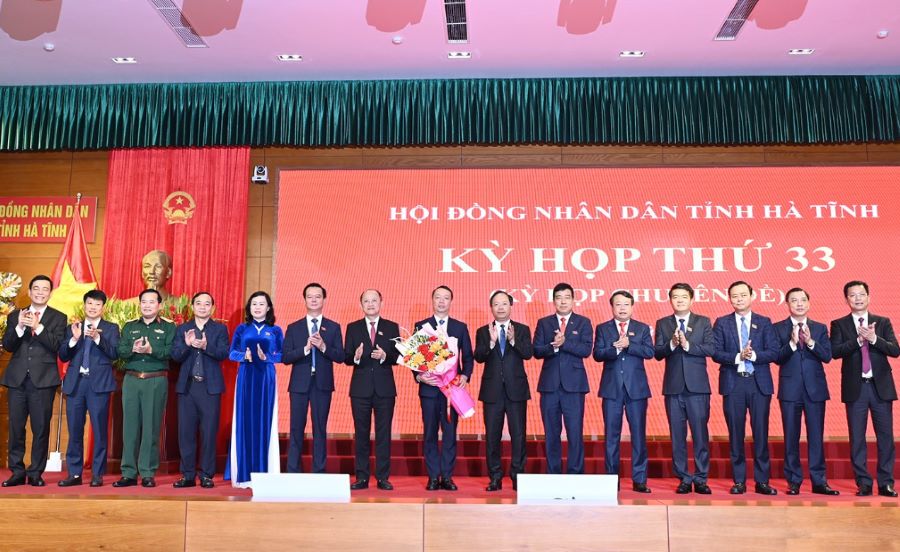 Các đồng chí Ủy viên Ban Thường vụ Tỉnh ủy Hà Tĩnh tặng hoa chúc mừng đồng chí Phan Thiên Định, Phó Bí thư Tỉnh ủy được bầu giữ chức Chủ tịch UBND tỉnh.