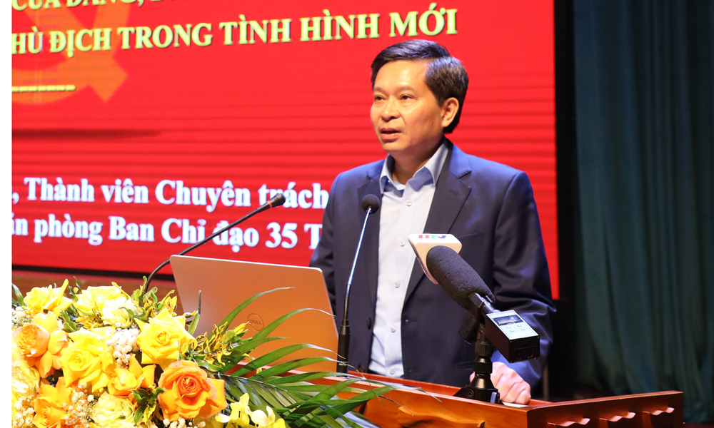 Đồng chí Vũ Trọng Hà truyền đạt chuyên đề tại hội nghị tập huấn.