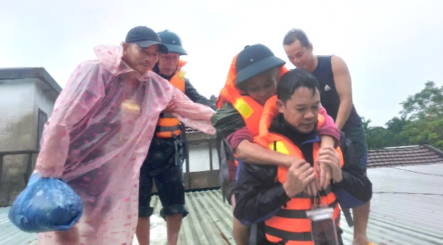 Khẩn trương di dời d&acirc;n đến nơi an to&agrave;n.