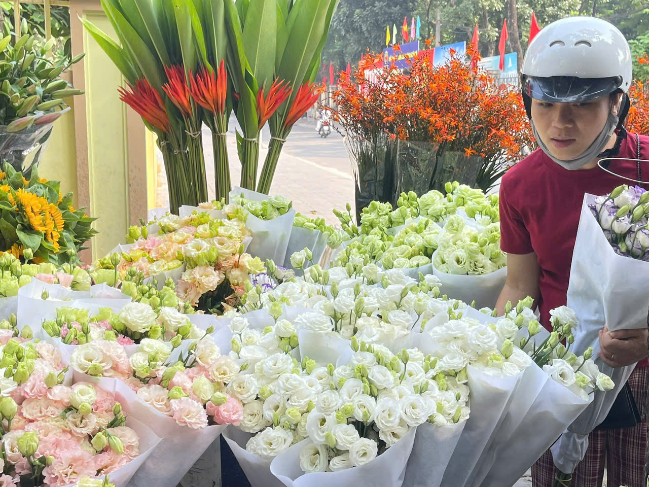 Người dân mua hoa và thiệp tại một chợ dân sinh ở Hà Nội trước ngày 20.11. Người dân mua hoa và thiệp tại một chợ dân sinh ở Hà Nội trước ngày 20.11.