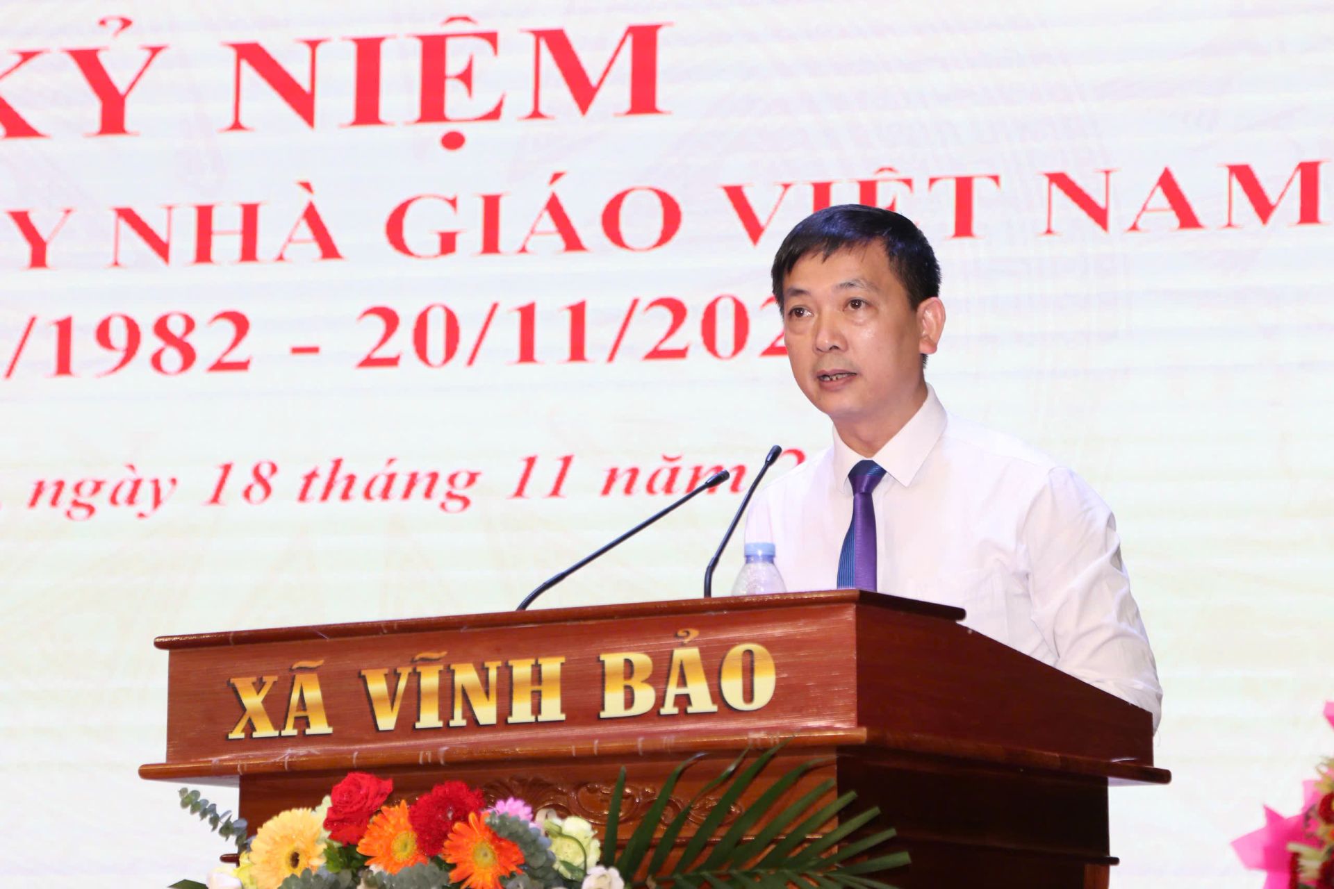 Đồng chí Nguyễn Văn Hà, Phó Chủ tịch UBND xã Vĩnh Bảo đọc diễn văn kỷ niệm.