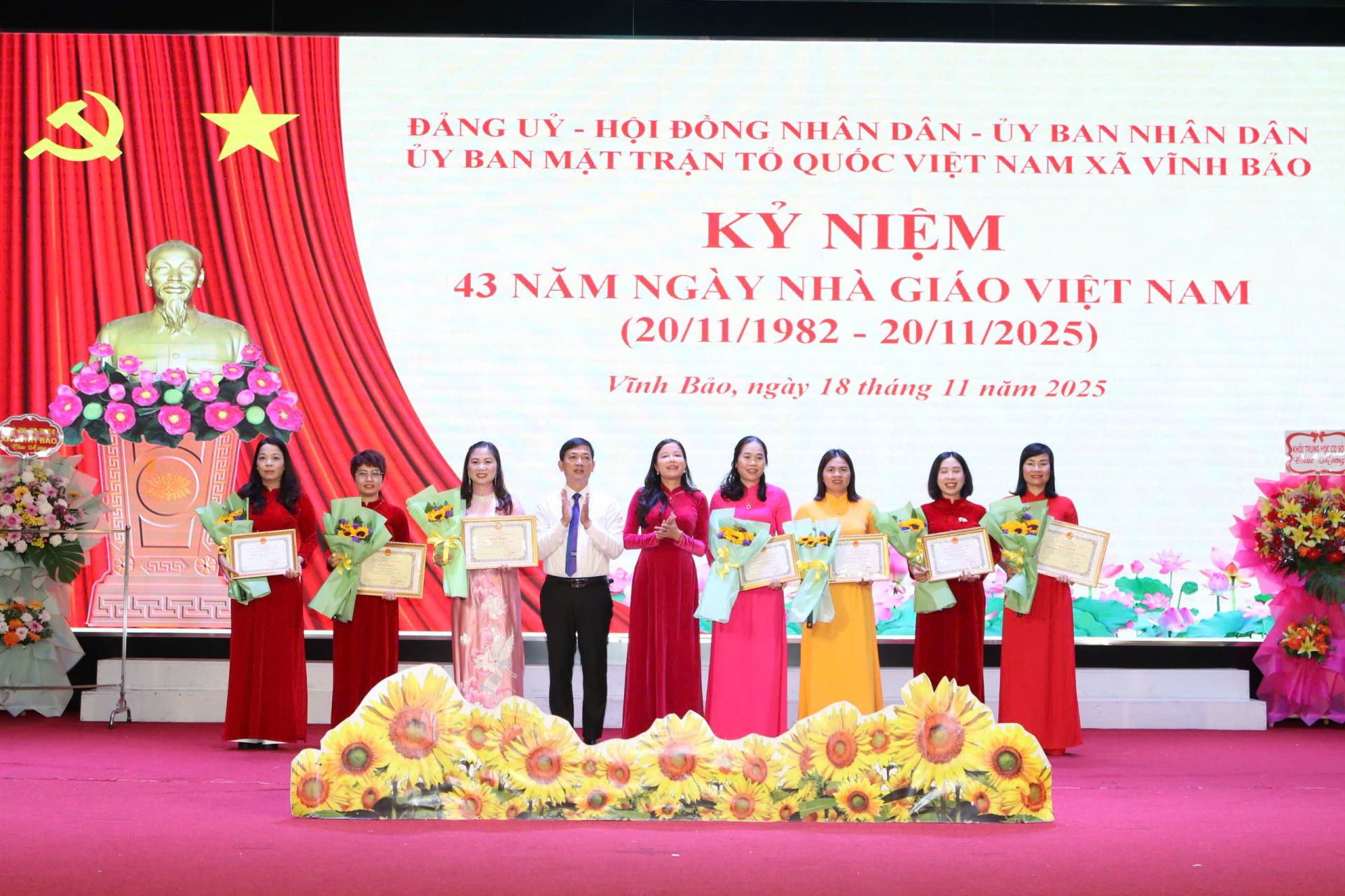 Biểu dương các Nhà giáo có thành tích xuất sắc.