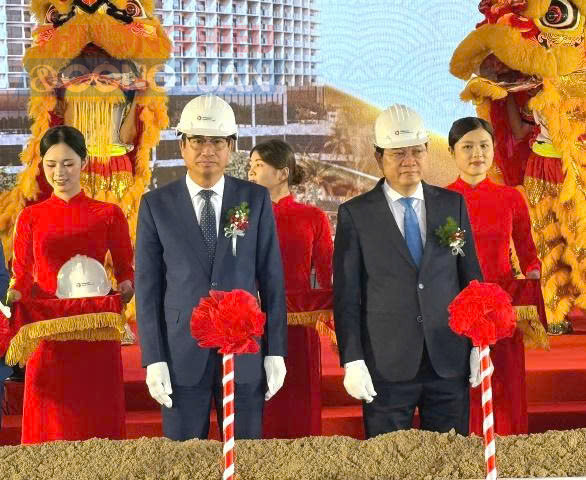 Ông Trần Phước Sơn, Ủy viên Ban Thường vụ, Phó Chủ tịch Thường trực HĐND TP. Đà Nẵng và Nguyên Chủ tịch UBND TP. Đà Nẵng Lê Trung Chinh