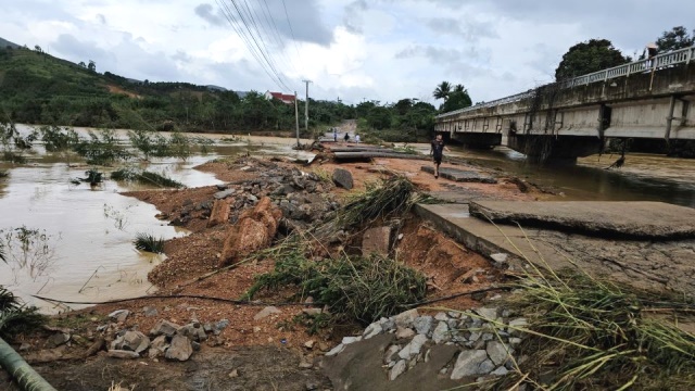 Đắk Lắk: Tiếp cận được 8 người mắc kẹt trong rẫy do mưa lũ