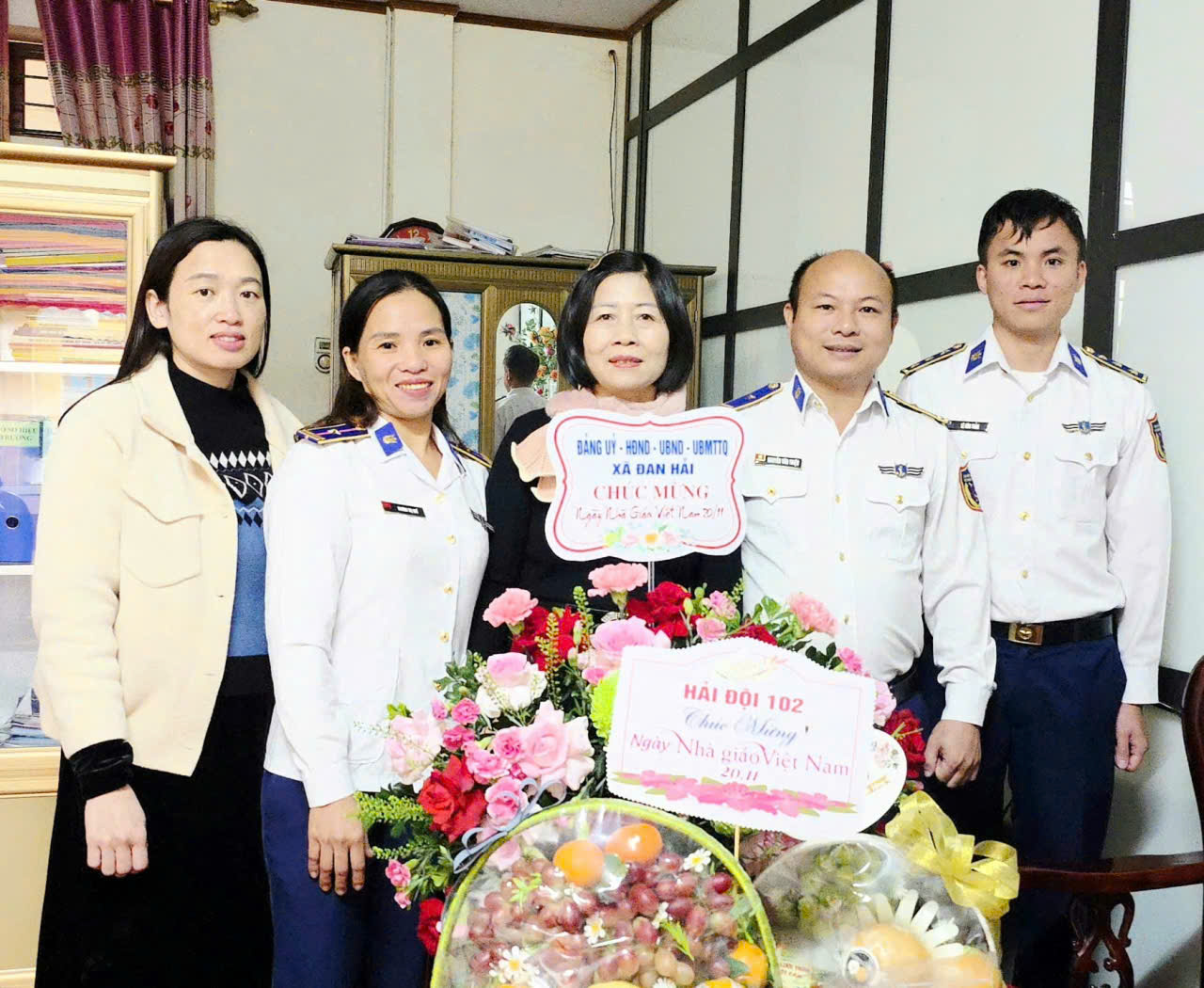 Ảnh 1: Hải đội 102 thăm, tặng quà chúc mừng thầy, cô giáo Trường Mầm non Xuân Phổ.