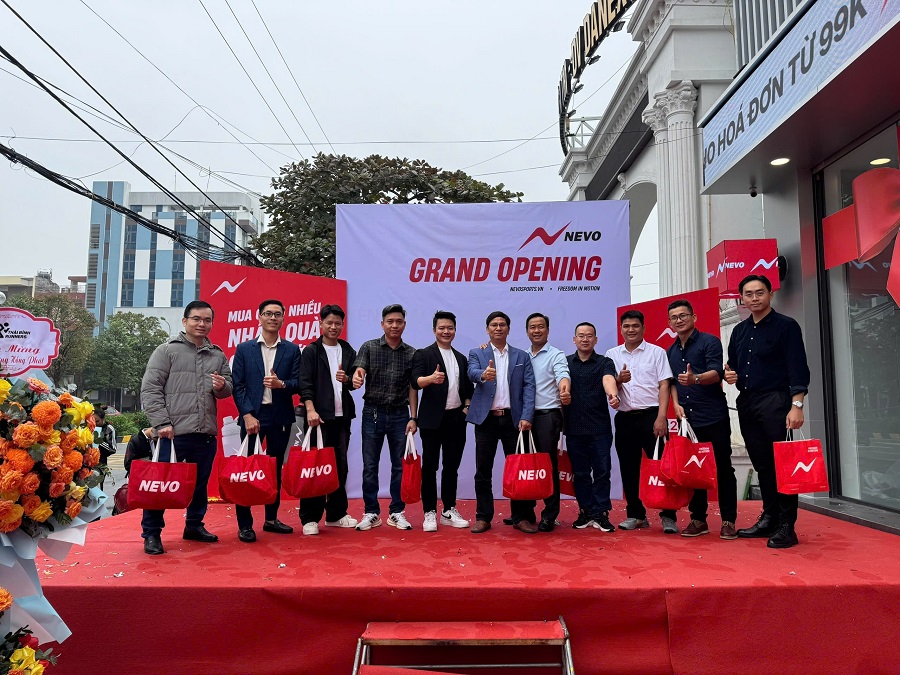 Quan kh&aacute;ch v&agrave; l&atilde;nh đạo C&ocirc;ng ty chụp ảnh lưu niệm