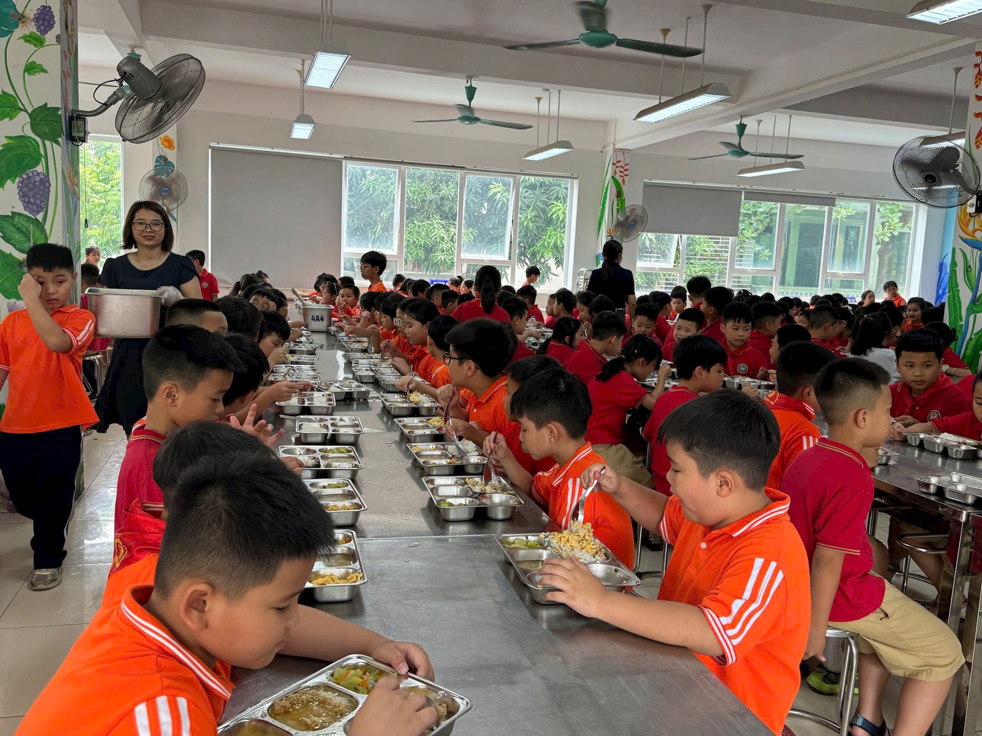 Một bữa ăn bán trú của học sinh Trường Tiểu học Phú Thượng (phường Phú Thượng, Hà Nội). Ảnh: T.H