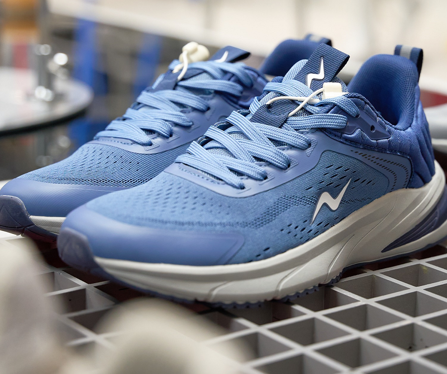 Gi&agrave;y thể thao mang thương hiệu Nevo