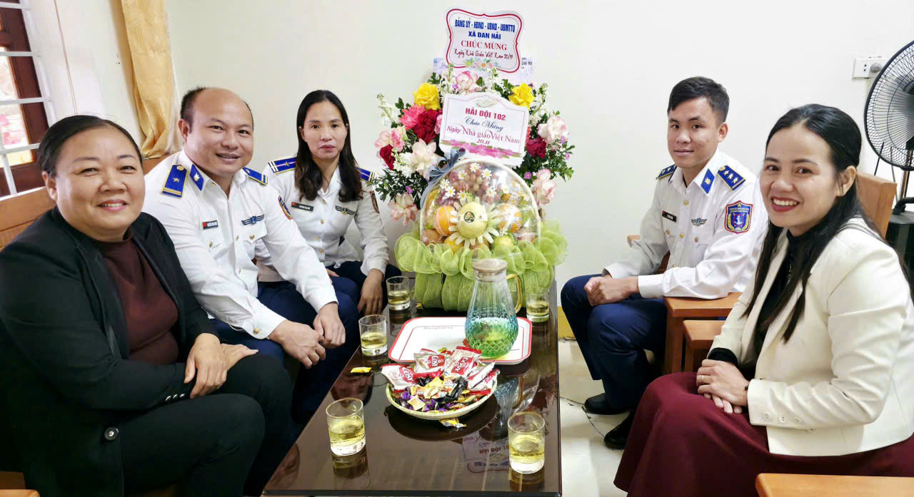 Hải đội 102 thăm, tặng quà chúc mừng thầy, cô giáo Trường Tiểu học Xuân Phổ.