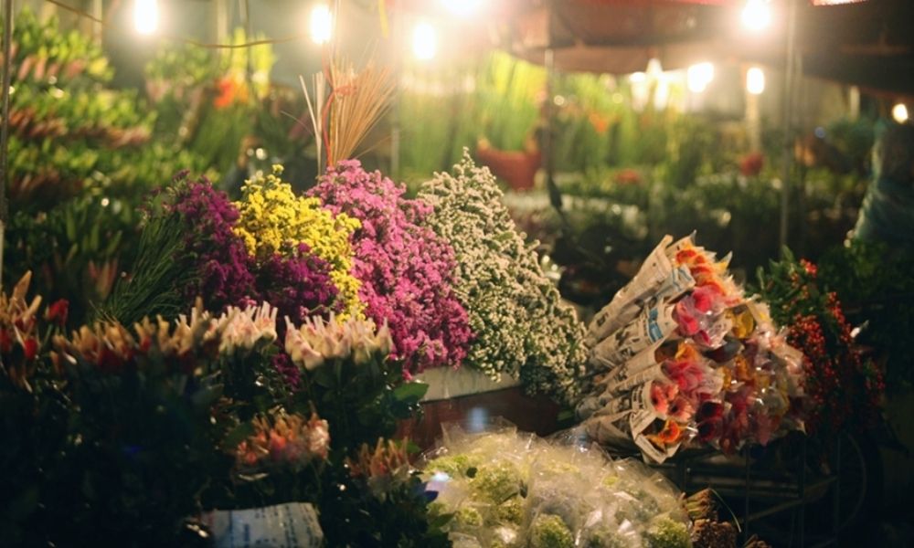 Những bó hoa sau khi thu hoạch được buộc gọn, chuyển ra chợ đầu mối để phân phối trong dịp 20/11