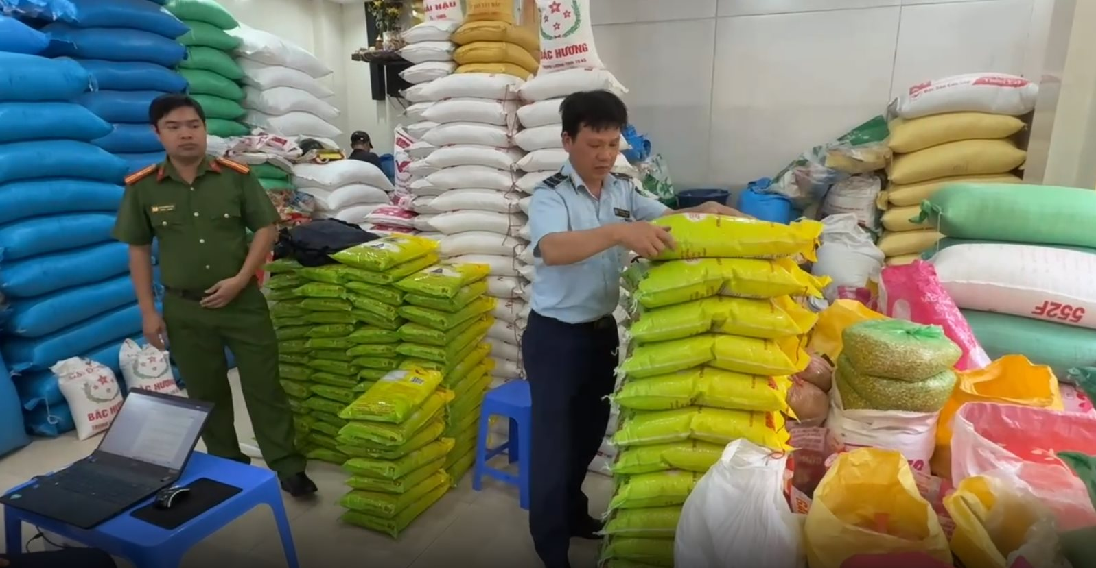 Lực lượng chức năng kiểm tra các cơ sở kinh doanh gạo ST25 có dấu hiệu giả mạo. Ảnh: Đội QLTT số 1