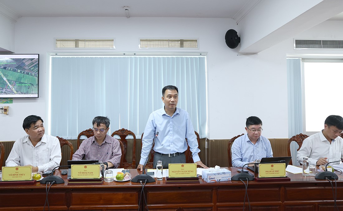 Chủ tịch HĐTV EVNNPT Nguyễn Tuấn T&ugrave;ng ph&aacute;t biểu tại buổi l&agrave;m việc