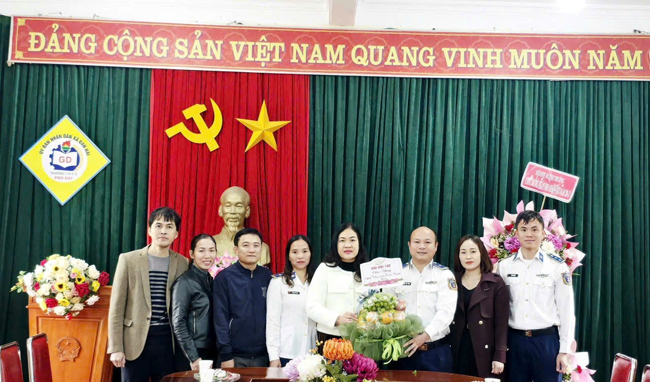 Hải đội 102 thăm, tặng quà chúc mừng thầy, cô giáo Trường THCS Phổ Hải