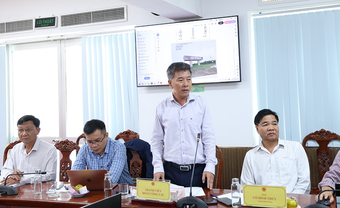 Ph&oacute; Gi&aacute;m đốc PTC4 Nguyễn Văn Bảy b&aacute;o c&aacute;o tại buổi l&agrave;m việc