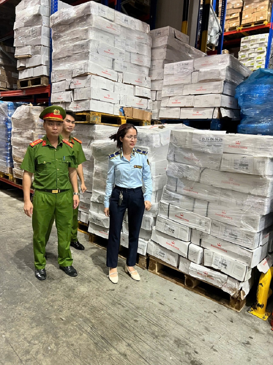 Lực lượng Quản lý thị trường Hà Nội phối hợp với Công an kiểm tra lô hàng xương lợn quá hạn của Công ty TNHH Thực phẩm Quỳnh Hương tại kho lạnh HPC Kiên Cường. Ảnh: Quản lý thị trường Hà Nội