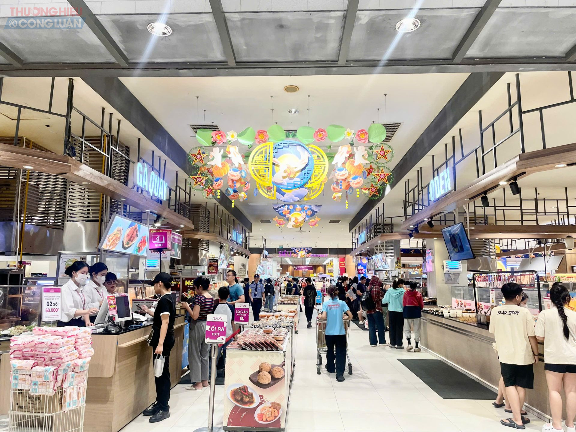 Việc triển khai giải pháp mạnh mẽ như hợp tác, tặng quà, khuyến mãi, việc gia tăng trải nghiệm mua sắm hiện đại cũng góp phần kích cầu tiêu dùng.