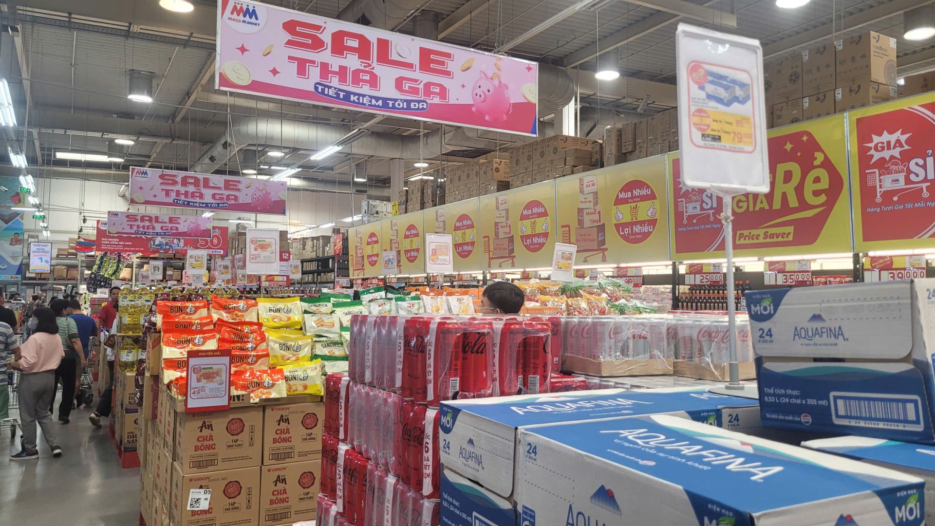 Nhiều chương trình khuyến mại tại các trung tâm thương mại.