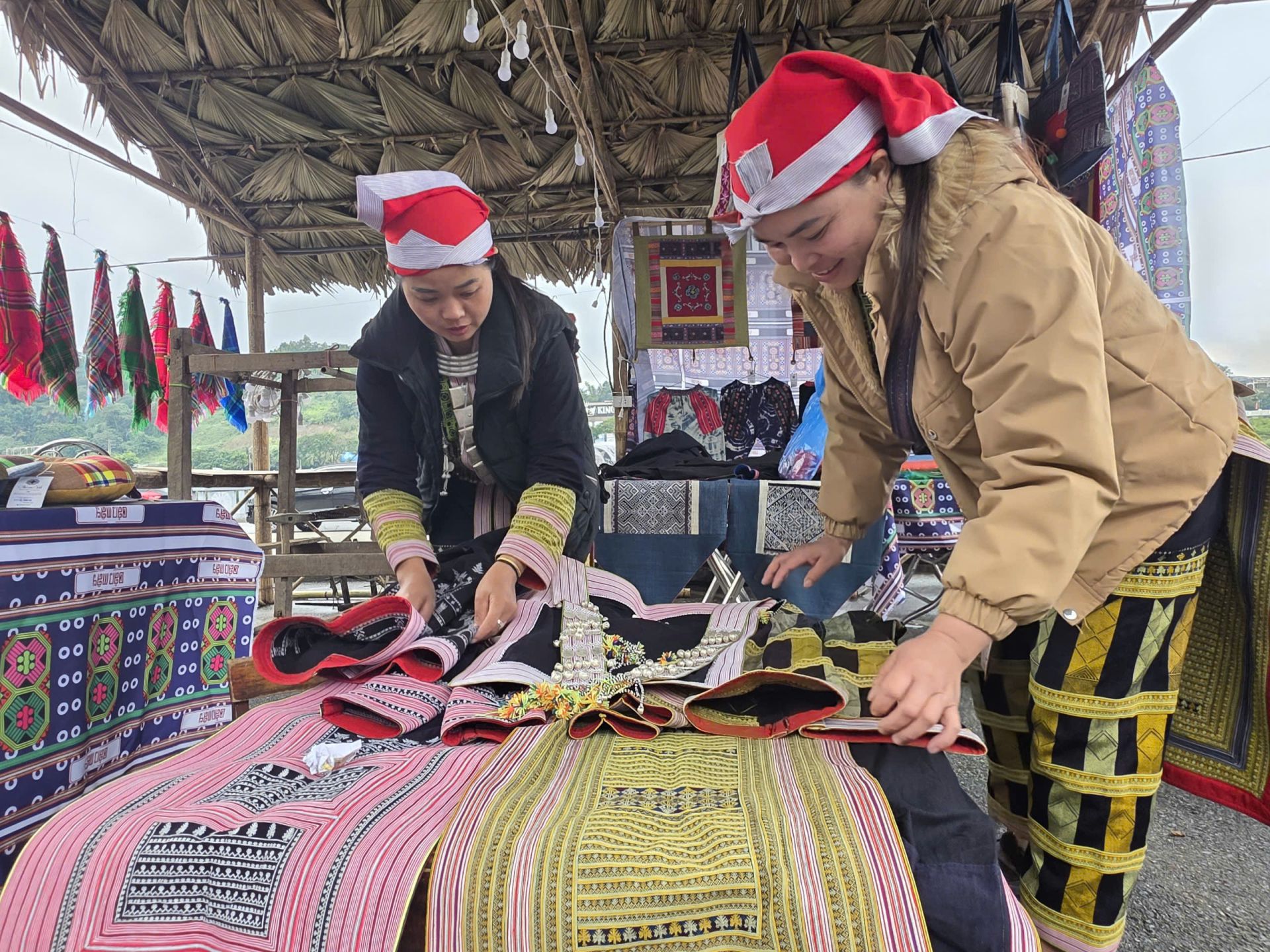 không gian “Chợ Cốc Lếu xưa” được phục dựng sinh động cạnh dòng sông Hồng