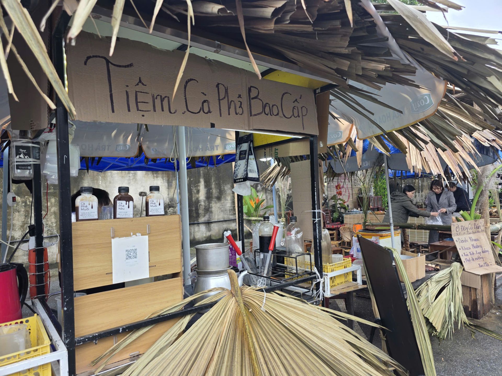 “Chợ Cốc Lếu xưa” được tái hiện bằng tre nứa, mái gianh mộc mạc ngay bên bờ sông Hồng thơ mộng