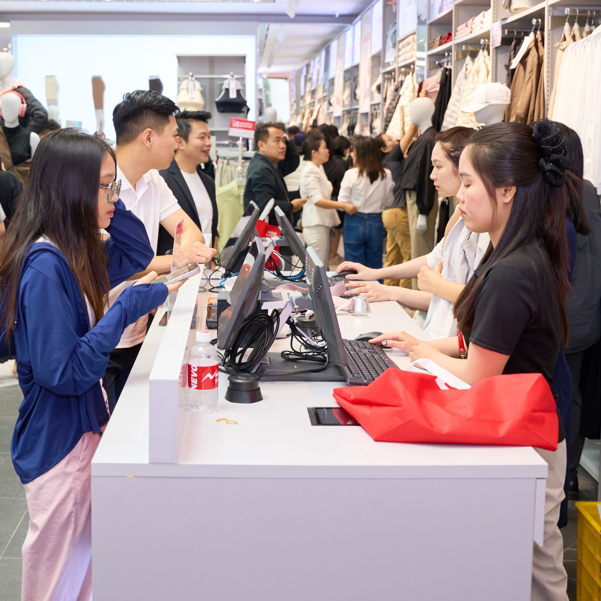 Ngay từ l&uacute;c khai trương, sự kiện thu h&uacute;t nhiều kh&aacute;ch h&agrave;ng tham gia trải nghiệm mua sắm