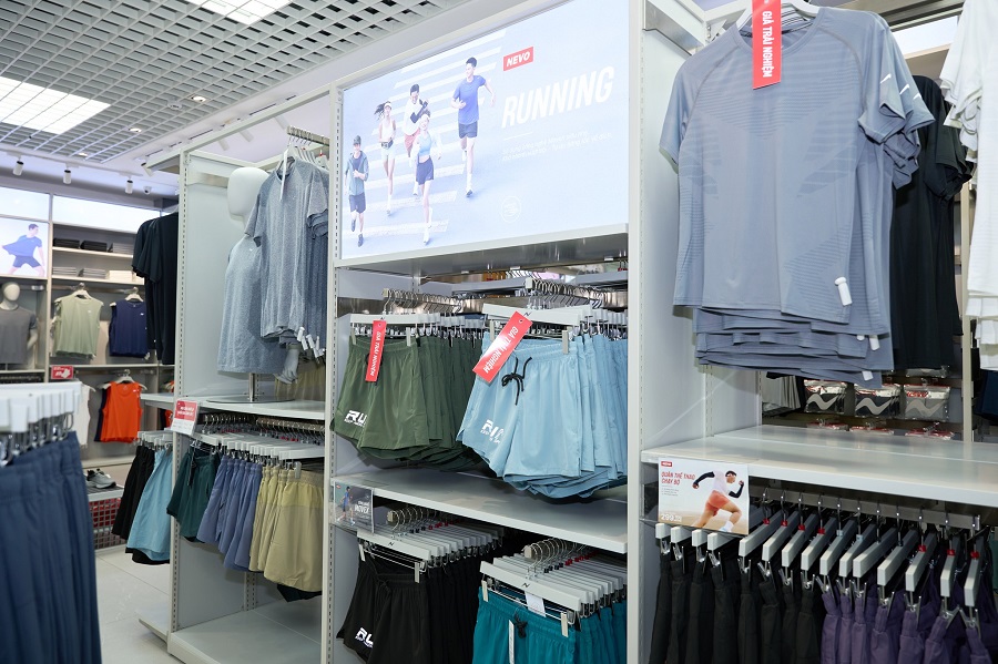 Ngay trong đợt ra mắt đầu ti&ecirc;n, thương hiệu đ&atilde; giới thiệu tới c&ocirc;ng ch&uacute;ng hơn 200 m&atilde; sản phẩm đa dạng, bao gồm quần &aacute;o, gi&agrave;y v&agrave; c&aacute;c phụ kiện hỗ trợ chơi thể thao