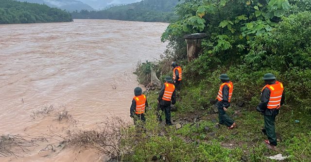 Đồn Biên phòng Cửa khẩu Quốc tế (CKQT) La lay, Ban Chỉ huy Bộ đội Biên phòng thuộc Bộ Chỉ huy Quân sự tỉnh Quảng Trị cùng lực lượng chức năng và người dân địa phương đang khẩn trương tìm kiếm tài xế chiếc xe container bị lũ cuốn trôi .