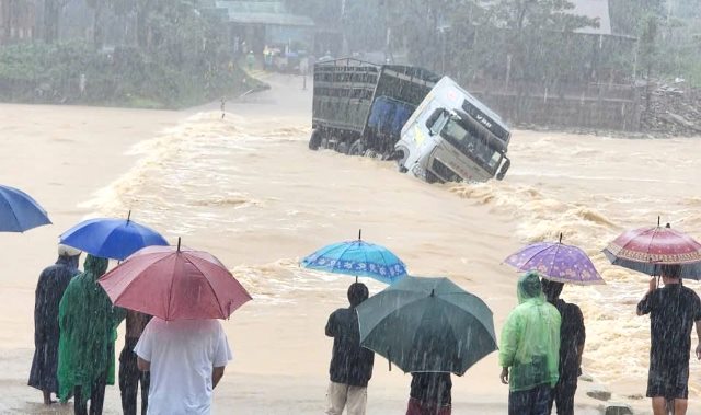 Quảng Trị: Tìm kiếm tài xế xe tải bị nước cuốn trôi