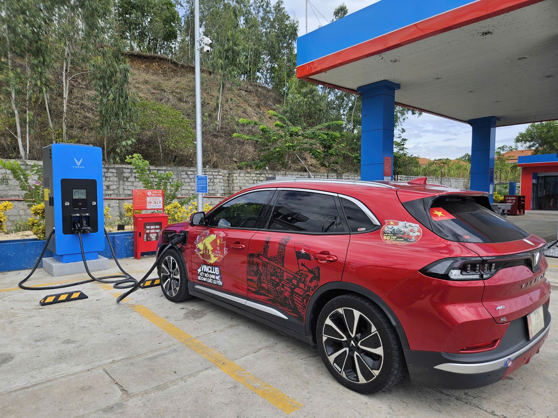 Chính sách miễn phí sạc pin cùng dịch vụ hậu mãi tốt giúp nâng cao trải nghiệm của người dùng với VF 8 (Ảnh: NVCC) Chính sách miễn phí sạc pin cùng dịch vụ hậu mãi tốt giúp nâng cao trải nghiệm của người dùng với VF 8 (Ảnh: NVCC)