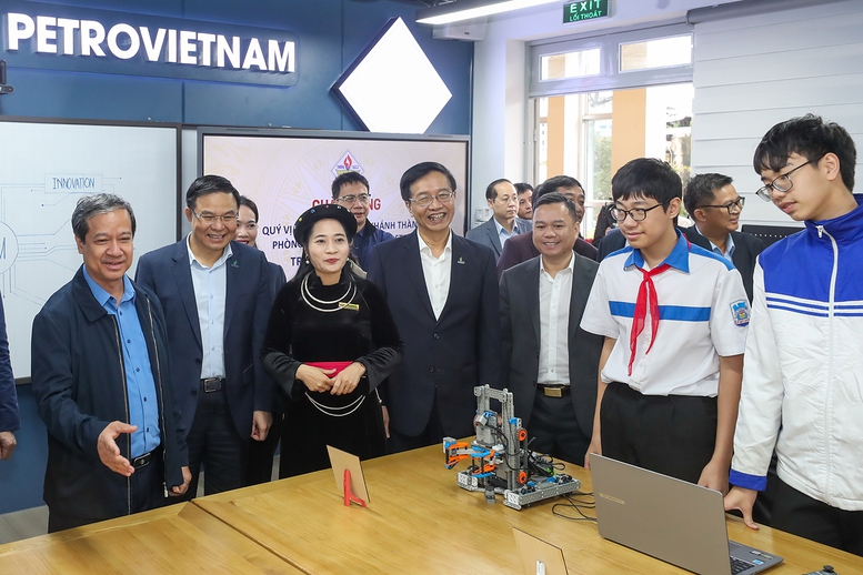 Bộ trưởng Bộ Giáo dục và Đào tạo Nguyễn Kim Sơn, Chủ tịch HĐTV Petrovietnam Lê Mạnh Hùng tham quan phòng STEM tại Trường THCS Lê Quý Đôn (Tuyên Quang)