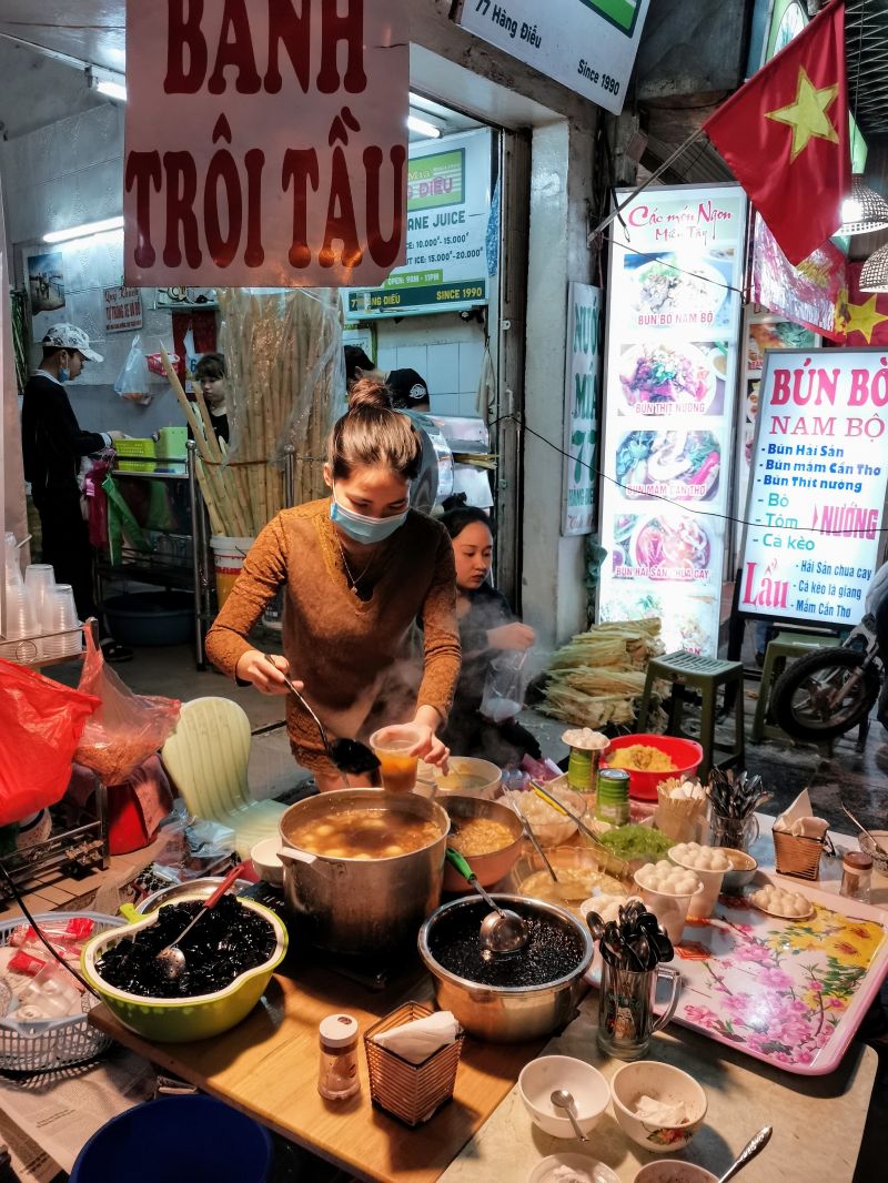Nồi bánh trôi tàu nóng thu hút nhiều người dừng lại thưởng thức trong buổi tối lạnh.