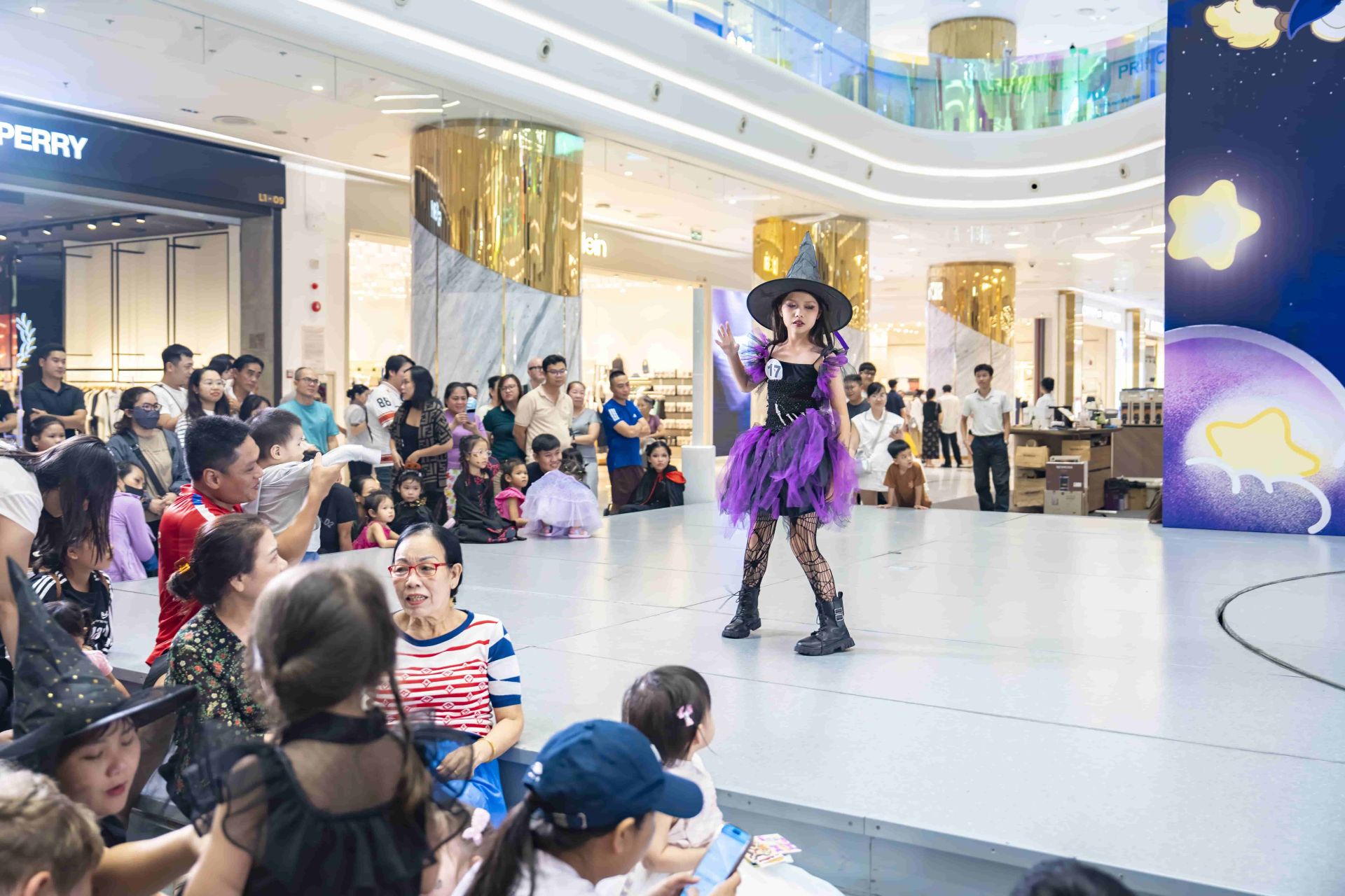 Các bé trình diễn catwalk trong trang phục hóa trang Các bé trình diễn catwalk trong trang phục hóa trang