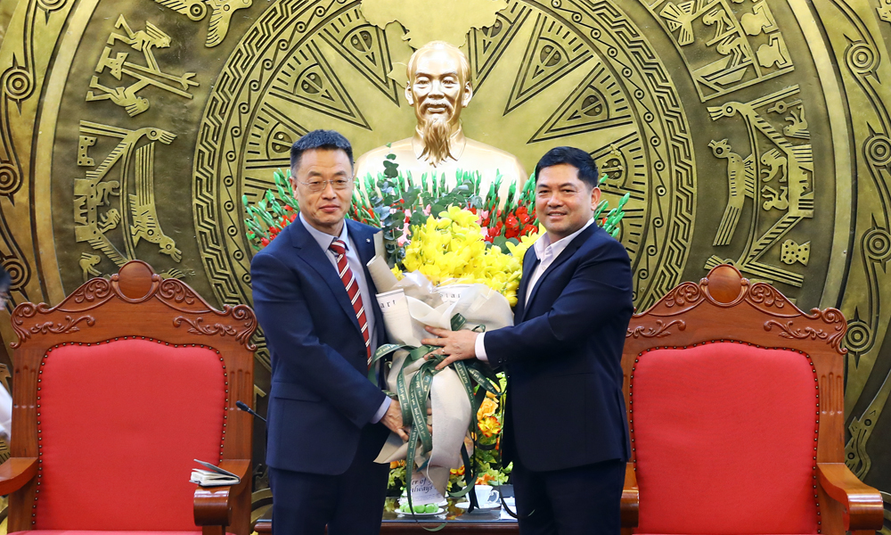 Ông Tưởng Hồng Trại tặng hoa chúc mừng Bí thư Tỉnh ủy Nguyễn Hồng Thái. Ông Tưởng Hồng Trại tặng hoa chúc mừng Bí thư Tỉnh ủy Nguyễn Hồng Thái.