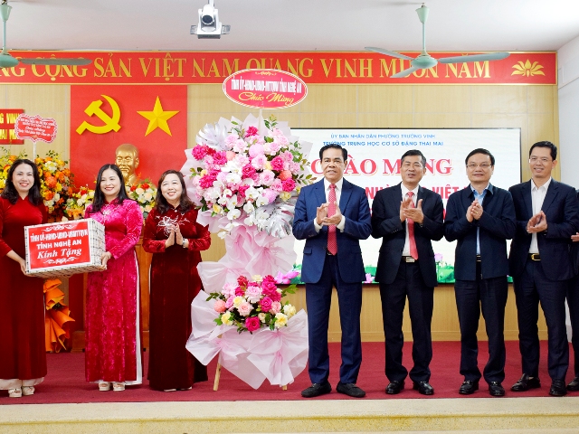 Chủ tịch UBND tỉnh Võ Trọng Hải cùng đoàn công tác tặng hoa chúc mừng thầy, cô giáo Trường THCS Đặng Thai Mai. Chủ tịch UBND tỉnh Võ Trọng Hải cùng đoàn công tác tặng hoa chúc mừng thầy, cô giáo Trường THCS Đặng Thai Mai.