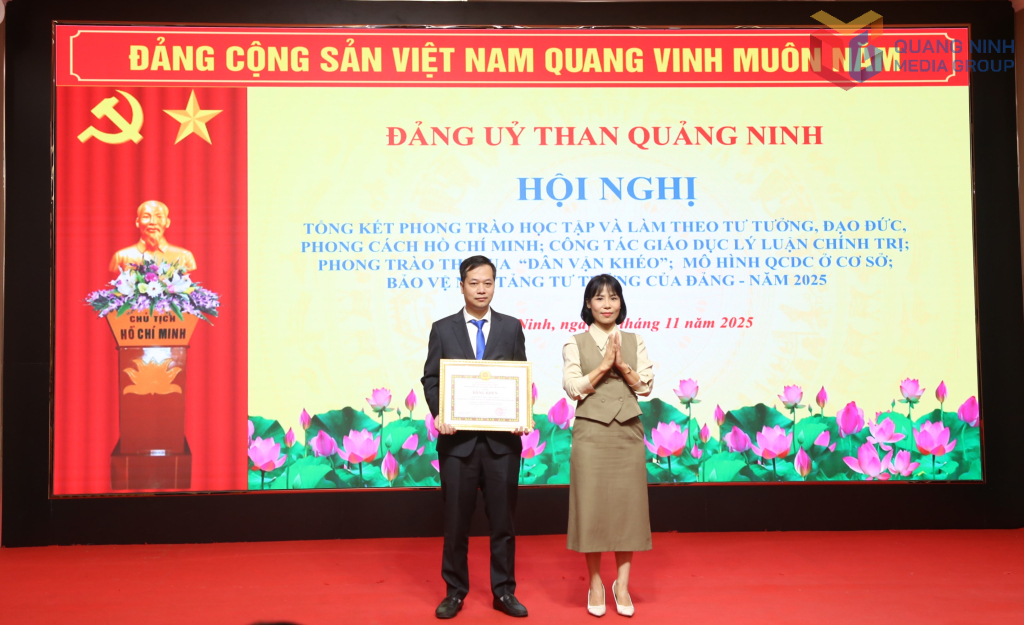 Đại diện tập thể có thành tích xuất sắc trong phong trào thi đua học tập và làm theo tư tưởng, đạo đức, phong cách Hồ Chí Minh nhận Bằng khen của Ban Tuyên giáo và Dân vận Trung ương tại Hội nghị.