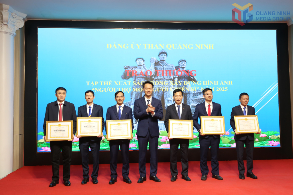 Ông Phạm Hồng Thái, Phó Bí thư Thường trực Đảng ủy Than Quảng Ninh khen thưởng các tập thể đạt thành tích xuất sắc phong trào xây dựng hình ảnh “Người thợ mỏ - Người chiến sĩ” năm 2025.