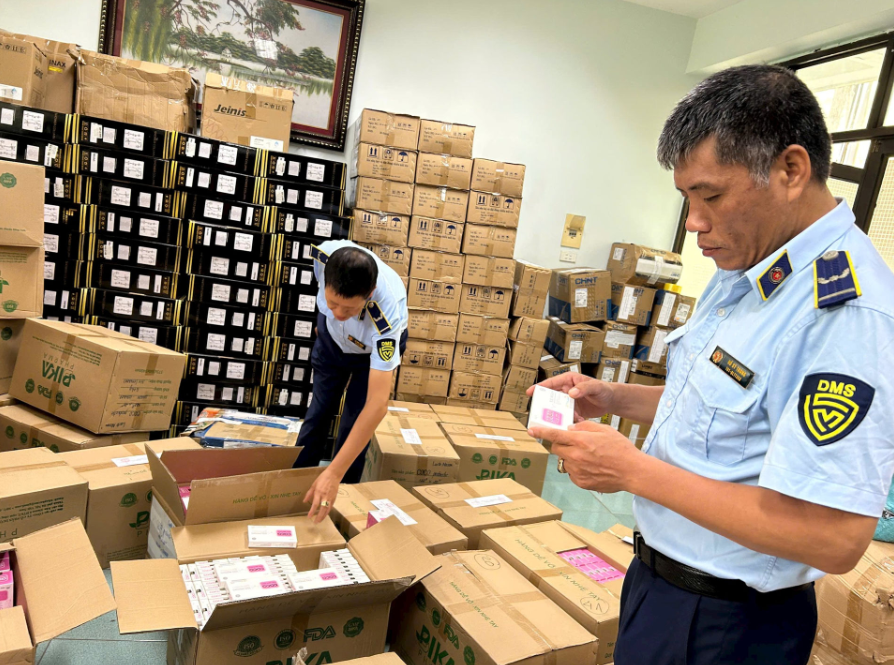 Đội QLTT số 1 kiểm tra kho hàng vi phạm của Công ty TNHH LACTO MASON Việt Nam. Ảnh: Đội QLTT số 1