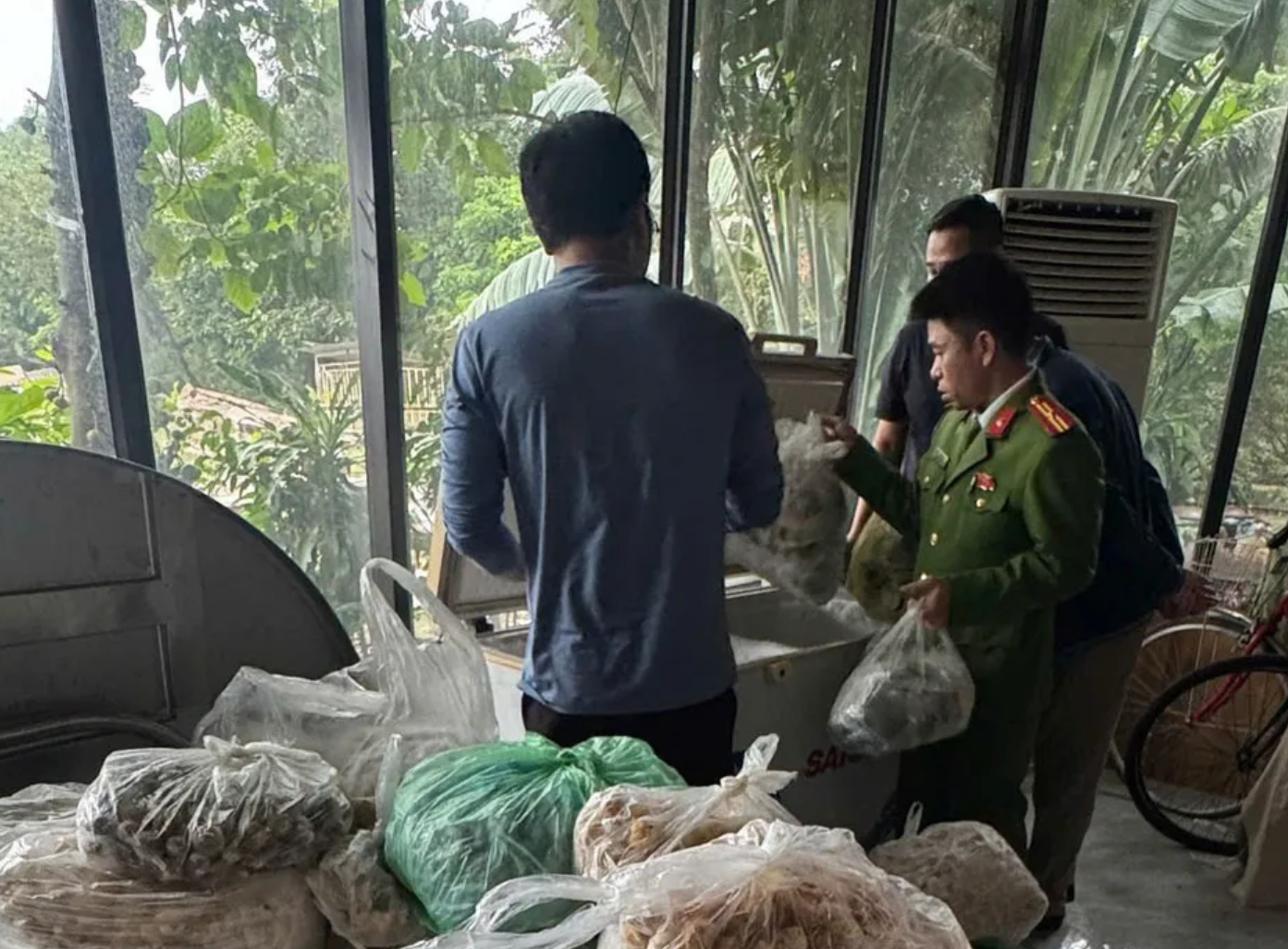 Đoàn công tác của xã Tây Phương, Hà Nội (nơi Công ty Hoa Việt đặt trụ sở) kiểm tra tại Công ty Hoa Việt. Ảnh: N.M