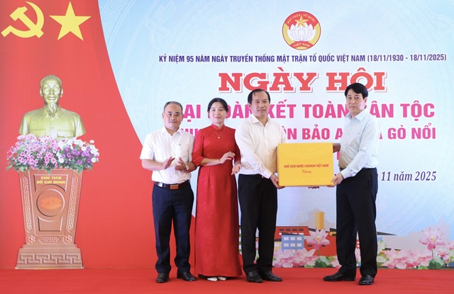 Chủ tịch nước Lương Cường tặng quà cho Đảng bộ, chính quyền và Nhân dân xã Gò Nổi.