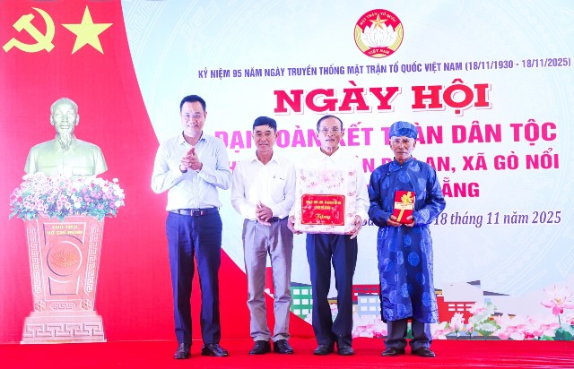 Bí thư Thành ủy Đà Nẵng Lê Ngọc Quang tặng quà cho cán bộ, nhân dân thôn Bảo An.