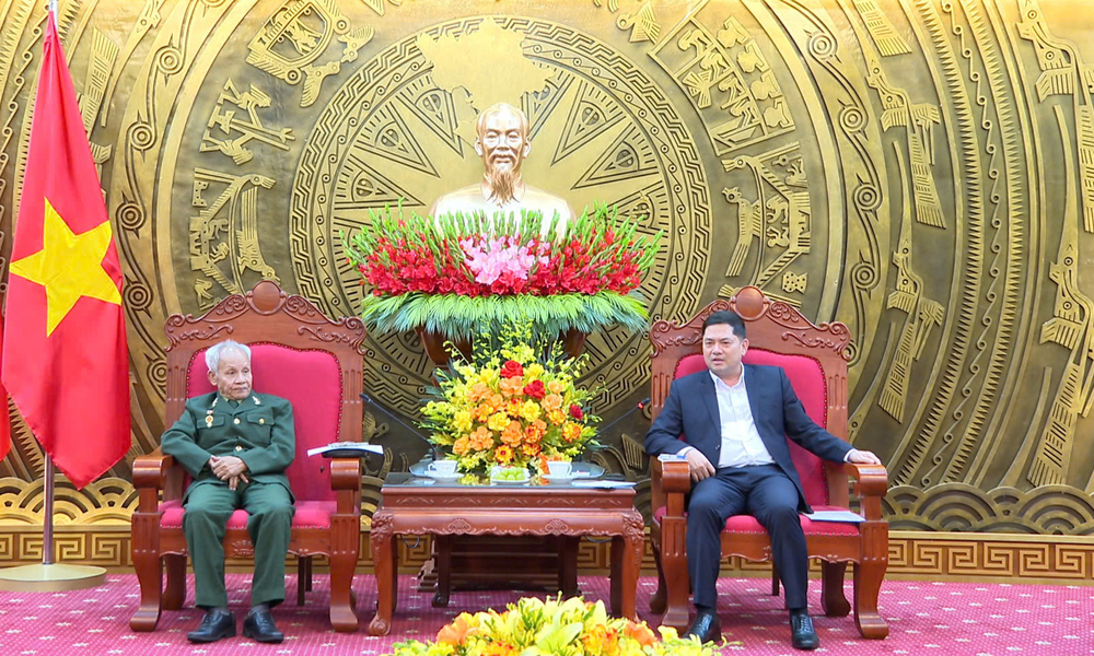 Bí thư Tỉnh ủy Nguyễn Hồng Thái trò chuyện với đồng chí Vũ Văn Kim, Chủ tịch Hội. Bí thư Tỉnh ủy Nguyễn Hồng Thái trò chuyện với đồng chí Vũ Văn Kim, Chủ tịch Hội.