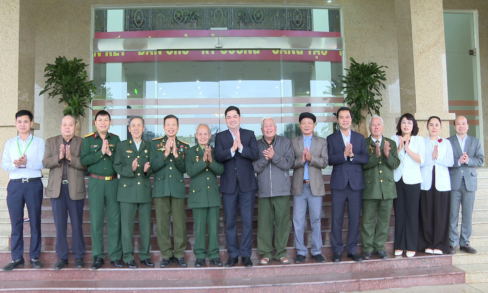 Bí thư Tỉnh ủy Nguyễn Hồng Thái chụp ảnh lưu niệm với các đại biểu. Bí thư Tỉnh ủy Nguyễn Hồng Thái chụp ảnh lưu niệm với các đại biểu.