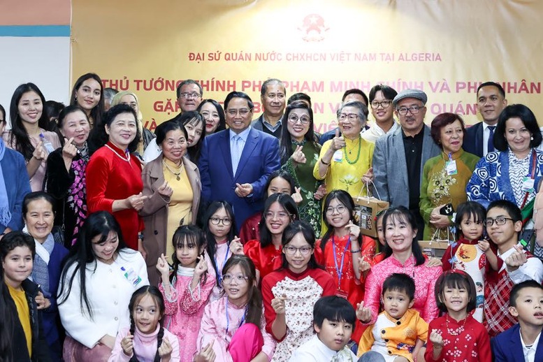 Thủ tướng Phạm Minh Chính và Phu nhân cùng cán bộ, nhân viên Đại sứ quán và đại diện cộng đồng người Việt Nam tại Algeria - Ảnh: VGP/Nhật Bắc